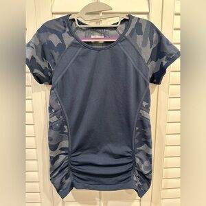 Athleta Fastest Track Blue Camo Shirt Women’s Size Large